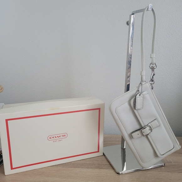 Coach Hampton Leather Wristlet W/ Box - Picture 2 of 3